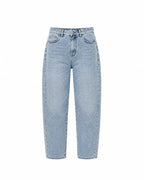 Jeans balloon chiaro elasticizzato donna. Immagine gost