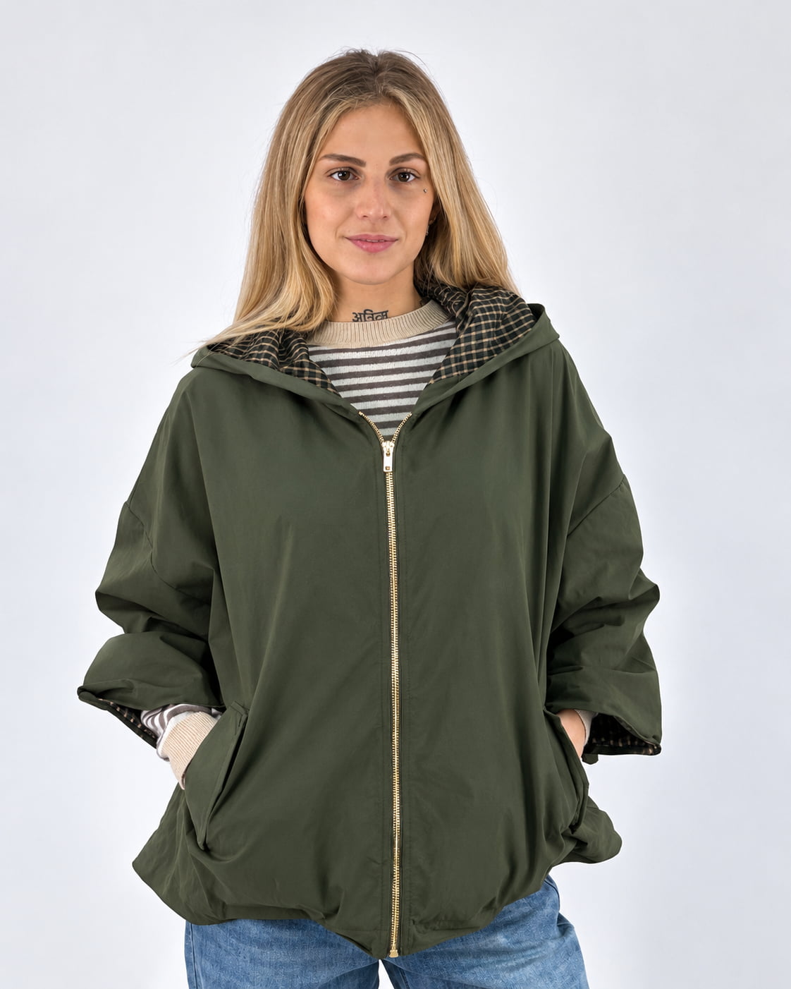 Giubbino donna ampio con cappuccio, zip frontale e retro più lungo verde militare - vista frontale
