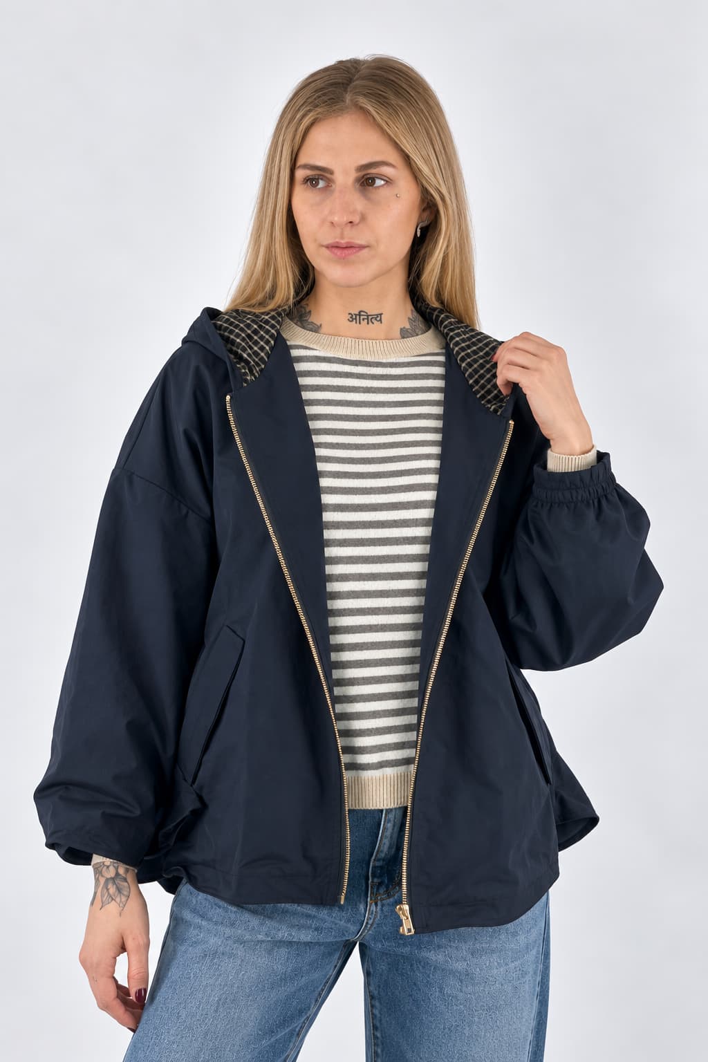 Giubbino donna ampio con cappuccio, zip frontale e retro più lungo blu - vista frontale