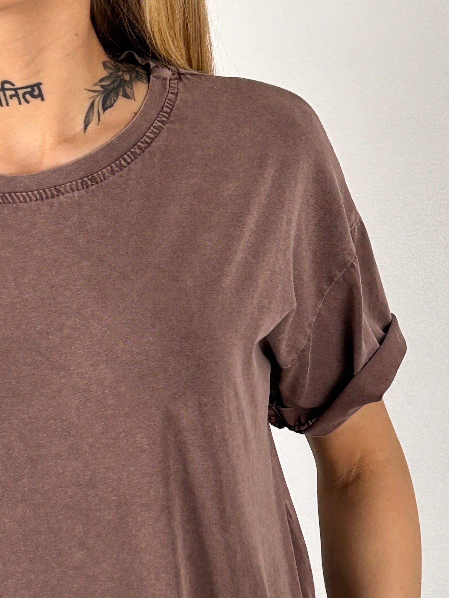 T-shirt cotone leggera cioccolato vista dettaglio