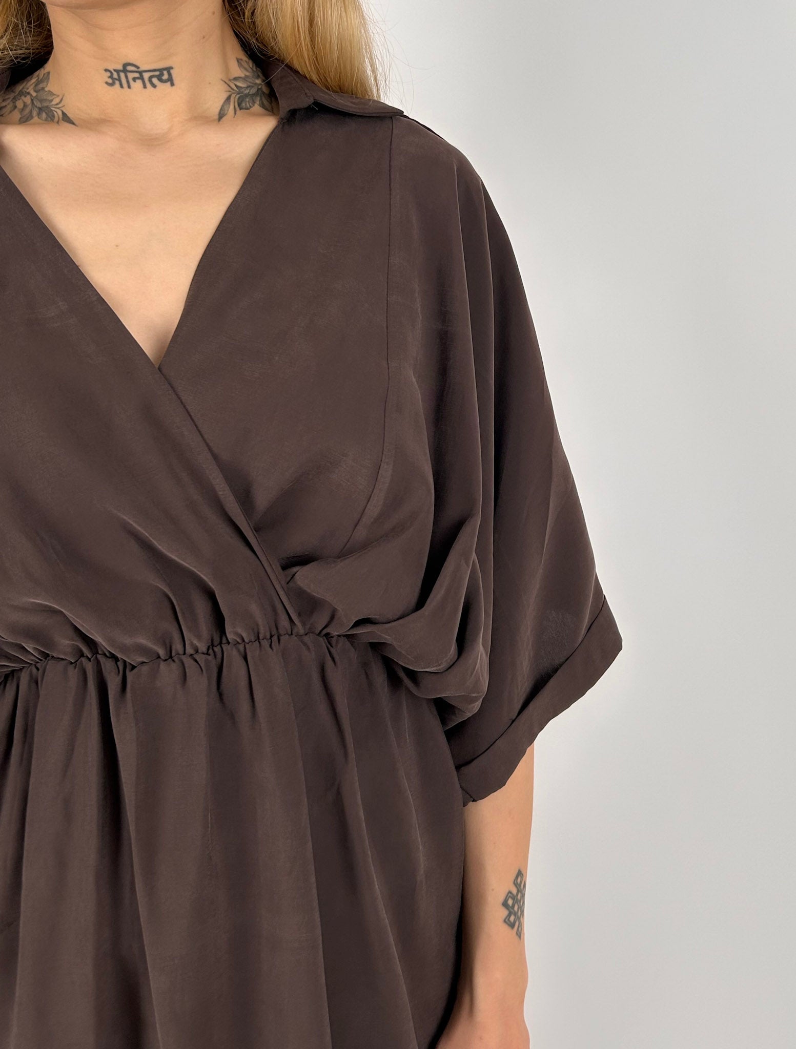 Abito Verona corto da donna in viscosa con scollo incrociato ed elastico in vita - dettaglio tessuto