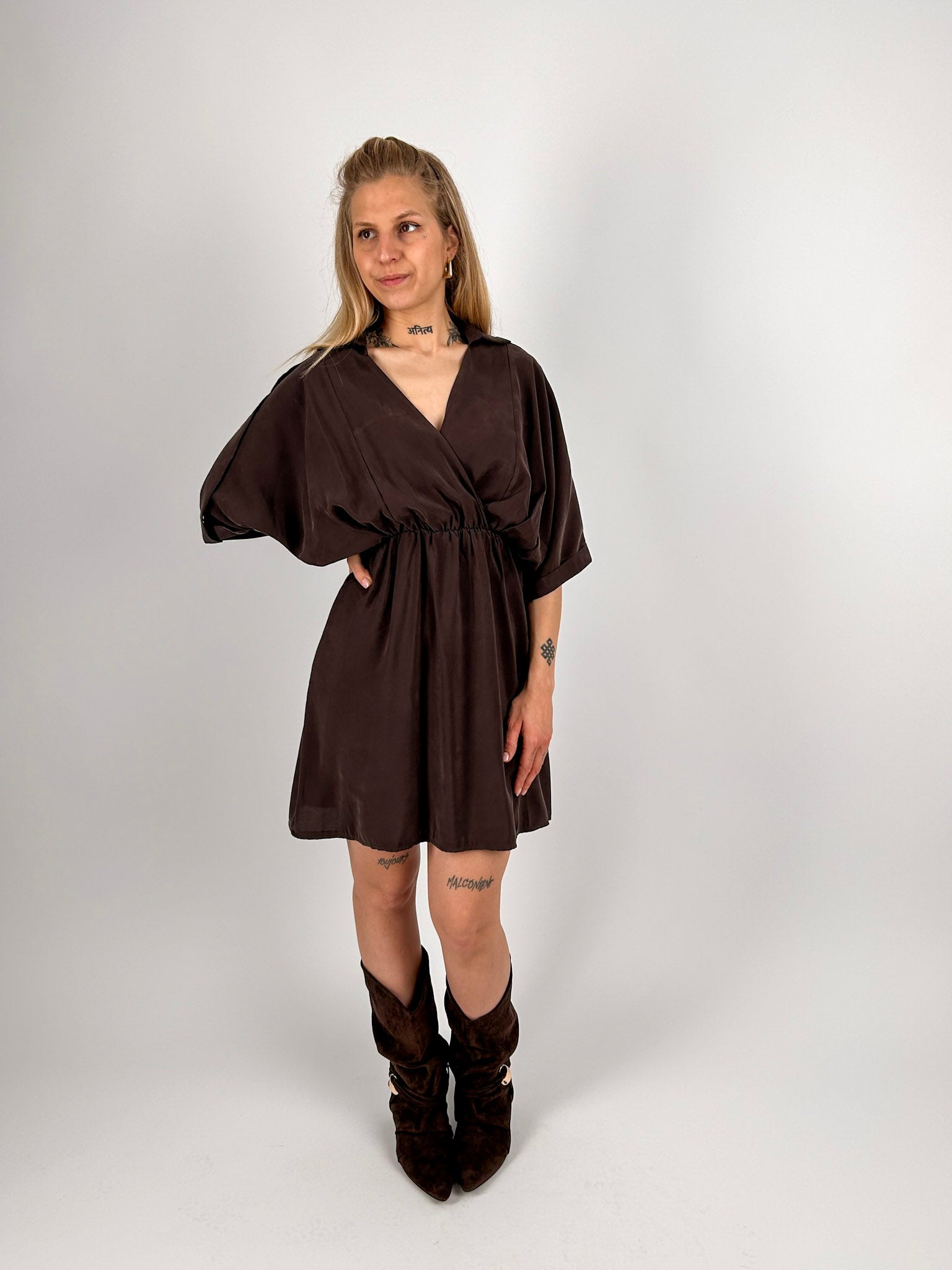 Abito Verona corto da donna in viscosa con scollo incrociato ed elastico in vita - outfit completo
