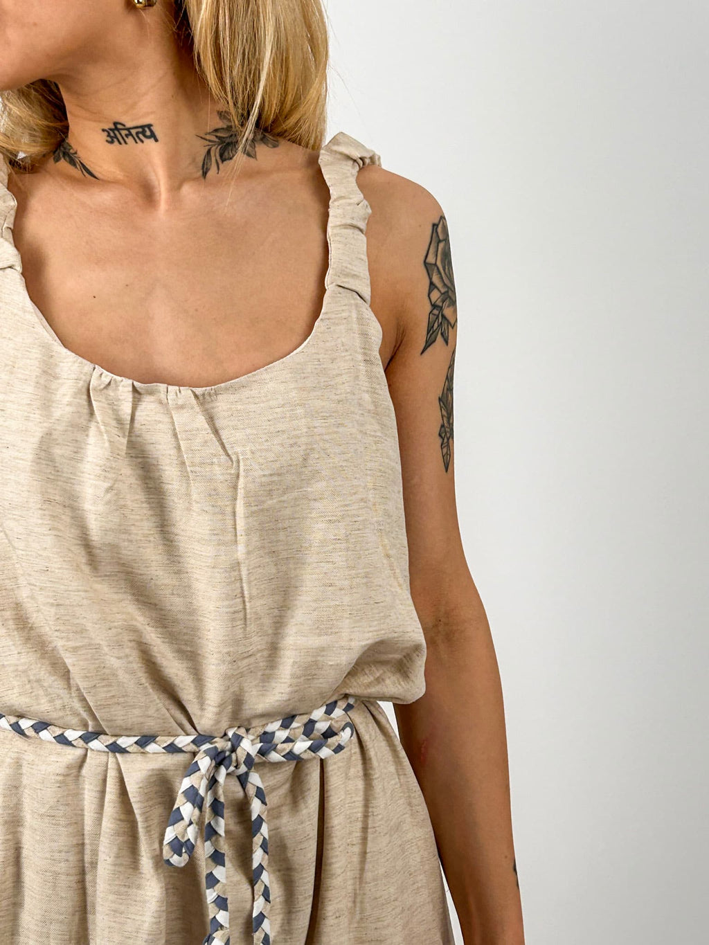 Abito lungo donna con cintura intrecciata e vestibilità morbida. dettaglio manica