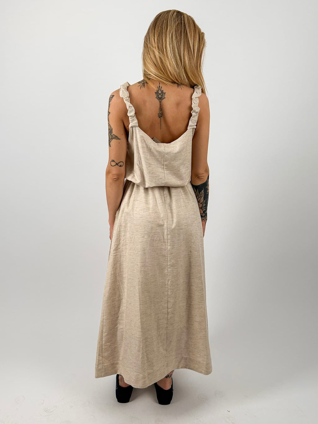 Abito lungo donna con cintura intrecciata e vestibilità morbida. vista retro