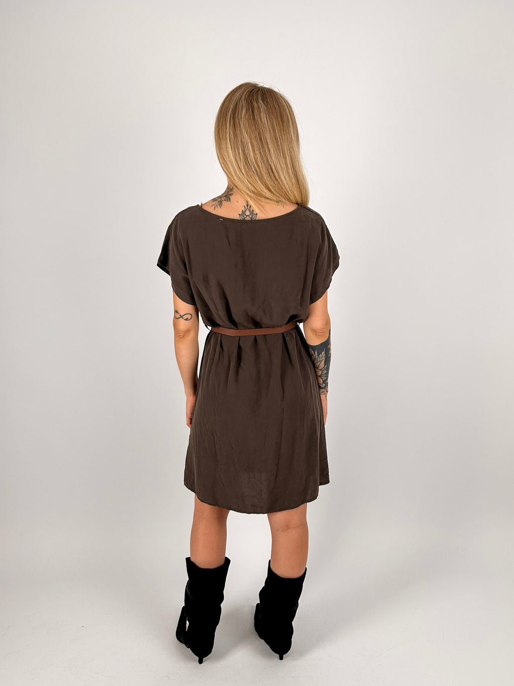 Abito corto elegante donna marrone - vista retro