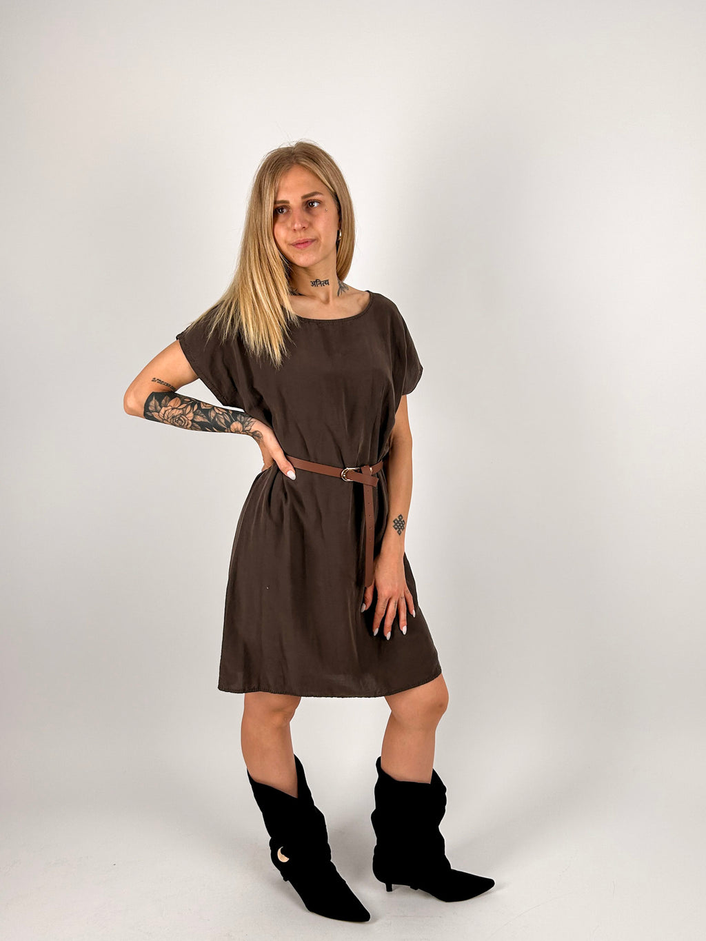 Abito corto elegante donna marrone - vista frontale