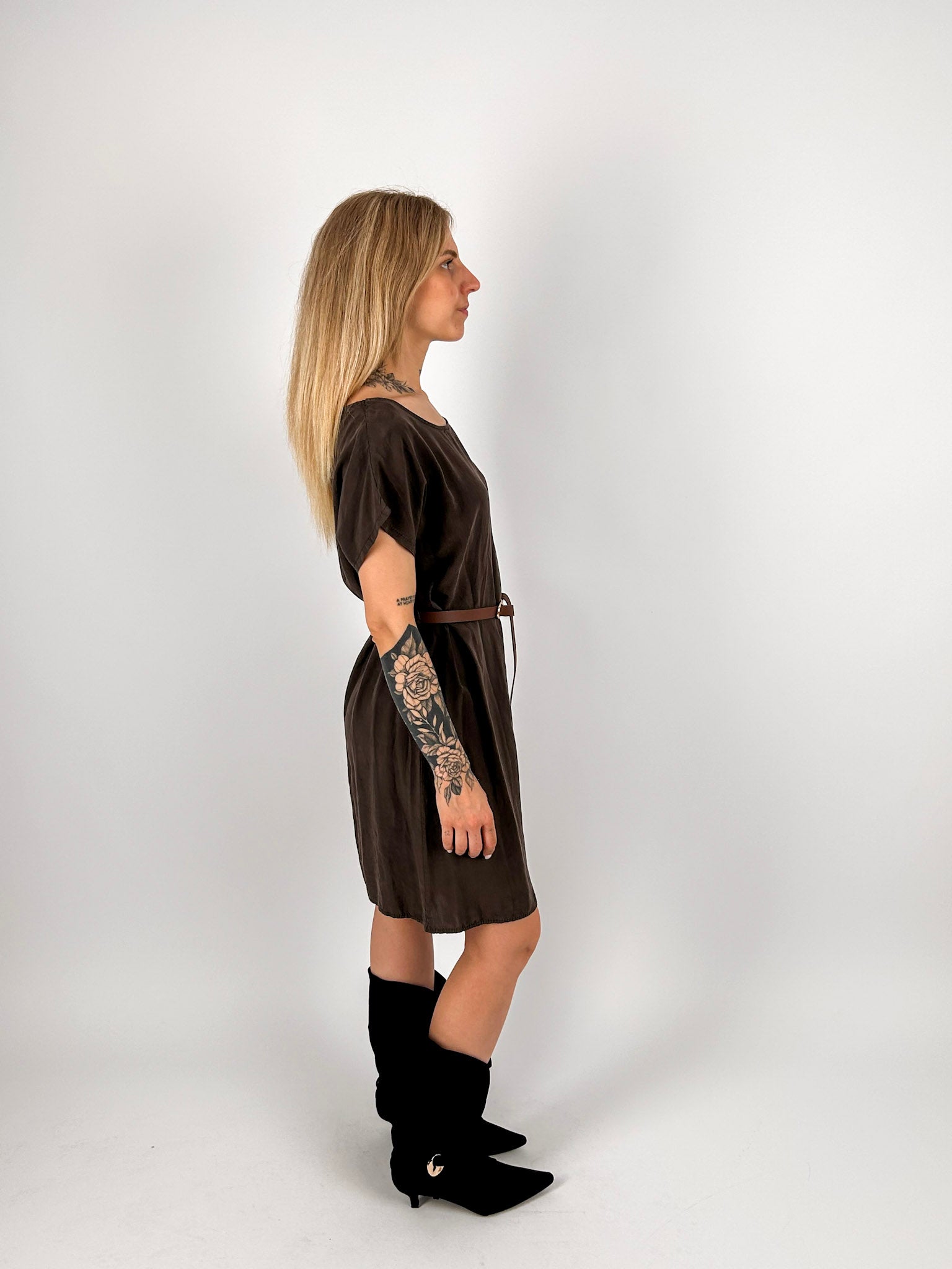 Abito corto elegante donna marrone - vista laterale