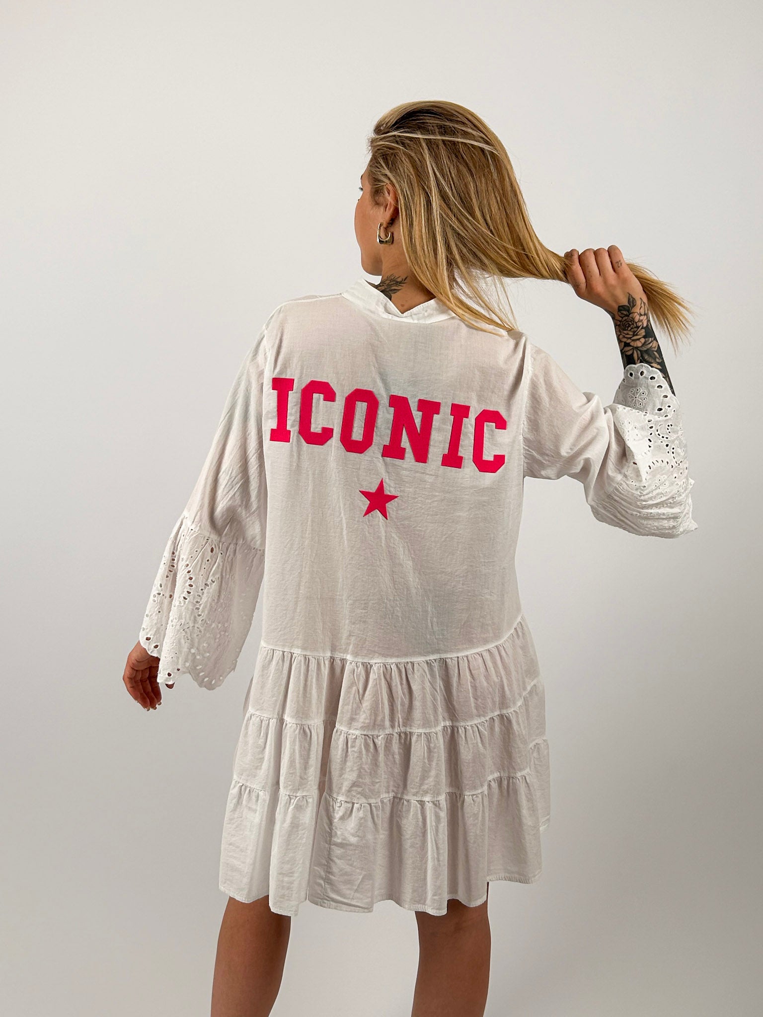 Abito chemisier donna con balze e maniche ricamate. vista retro