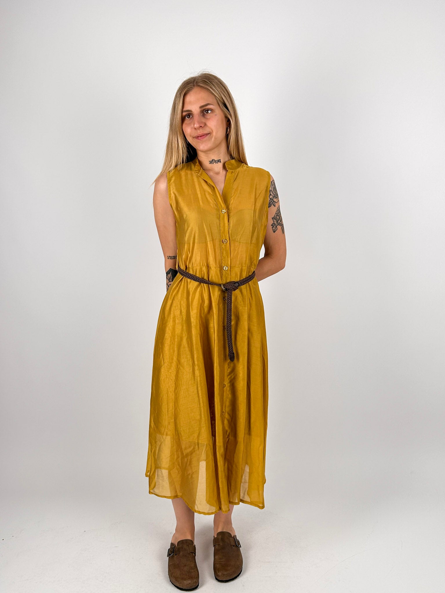 Abito chemisier donna senape smanicato con cintura coordinata e chiusura a bottoni - vista frontale