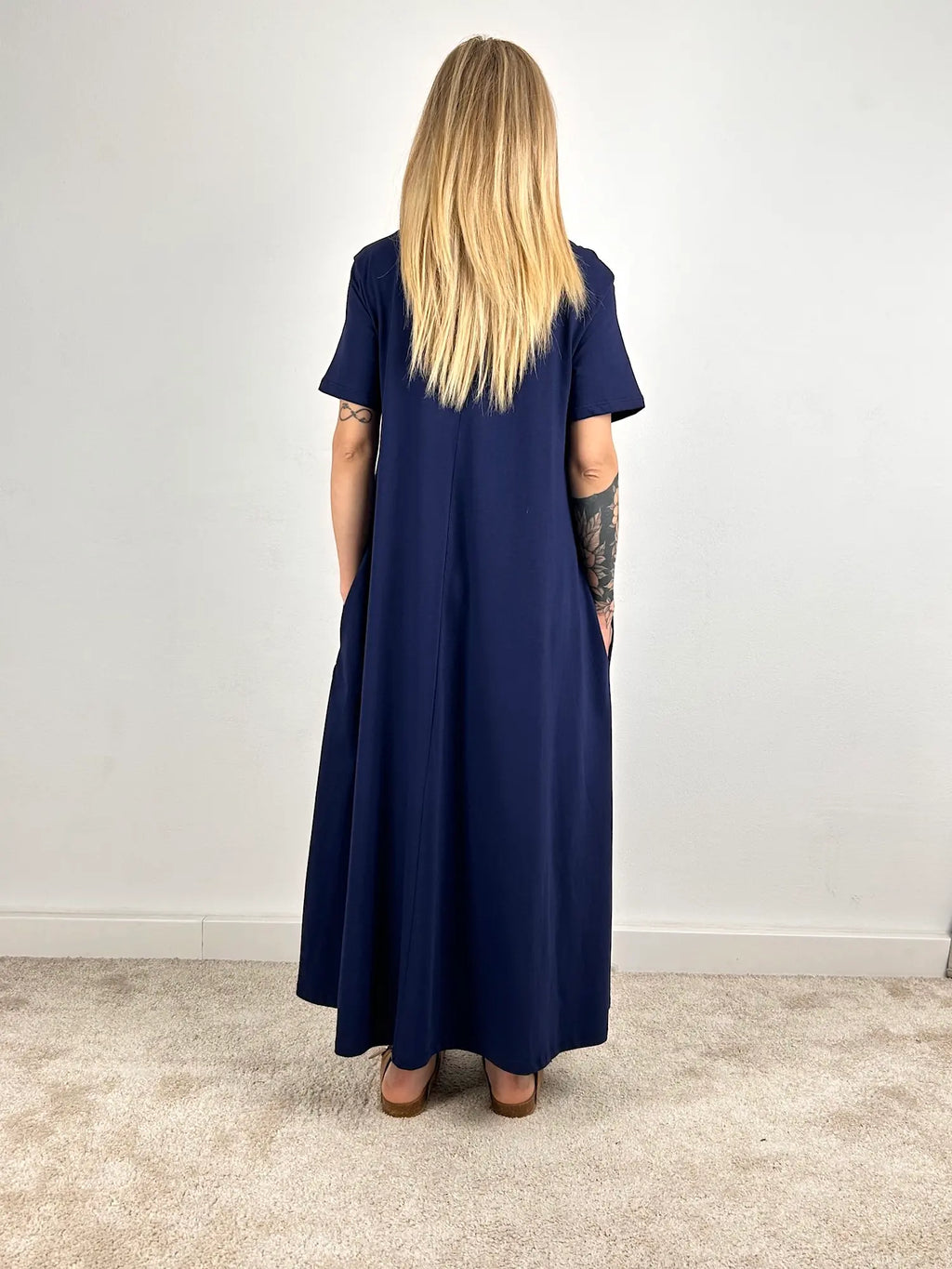 Abito daily chic – vestito elegante casual donna, stile minimal quotidiano, vista retro

