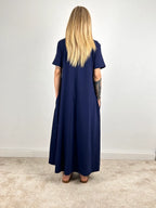 Abito daily chic – vestito elegante casual donna, stile minimal quotidiano, vista retro

