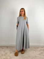 Abito daily chic grigio – vestito elegante casual donna, stile minimal quotidiano vista frontale

