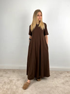 Abito daily chic marrone  – vestito elegante casual donna, stile minimal quotidiano vista frontale

