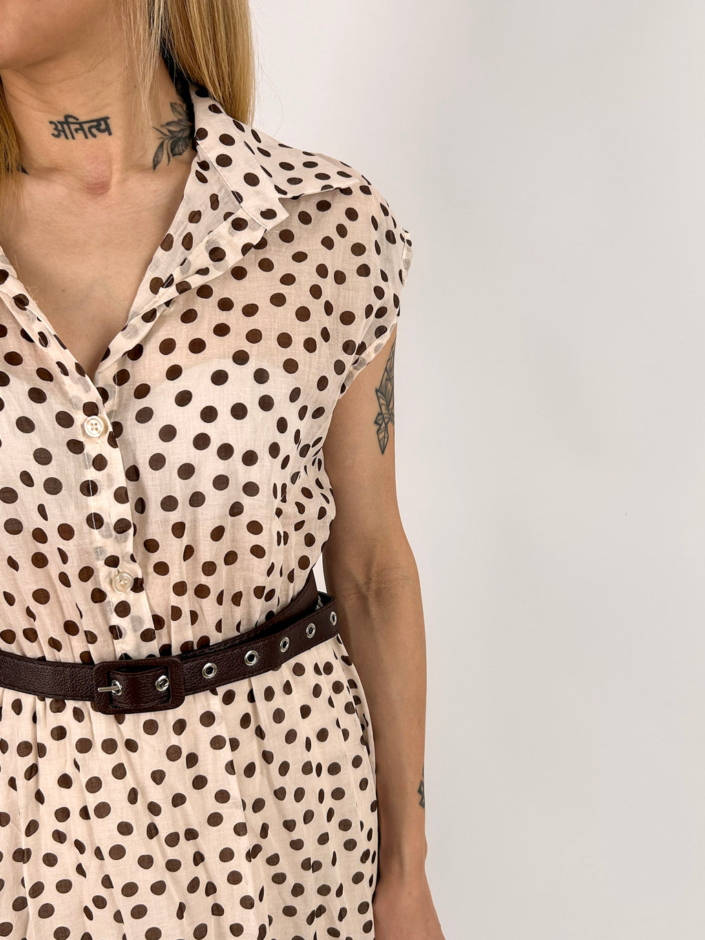 Abito Pois lungo bianco da donna con cintura coordinata e fantasia pois - vista dettaglio