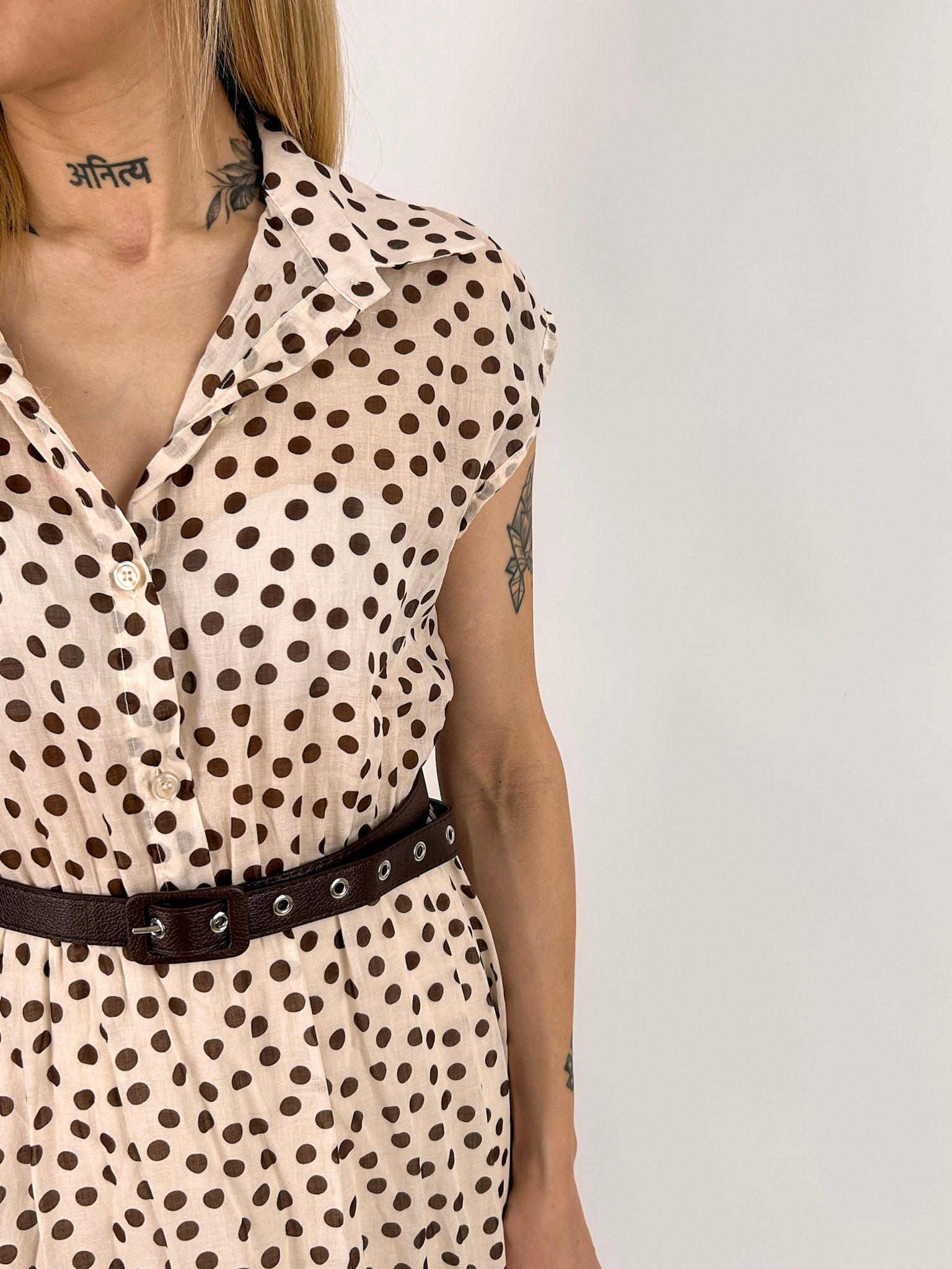 Abito Pois lungo bianco da donna con cintura coordinata e fantasia pois - vista dettaglio