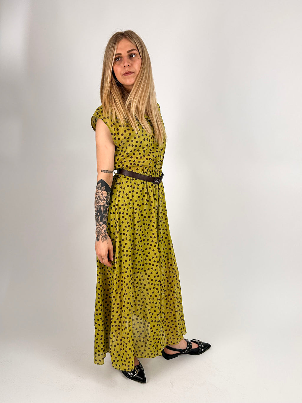 Abito Pois lungo verde da donna con cintura coordinata e fantasia pois - vista laterale