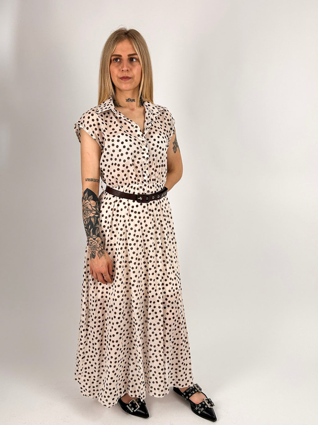 Abito Pois lungo bianco da donna con cintura coordinata e fantasia pois - vista frontale