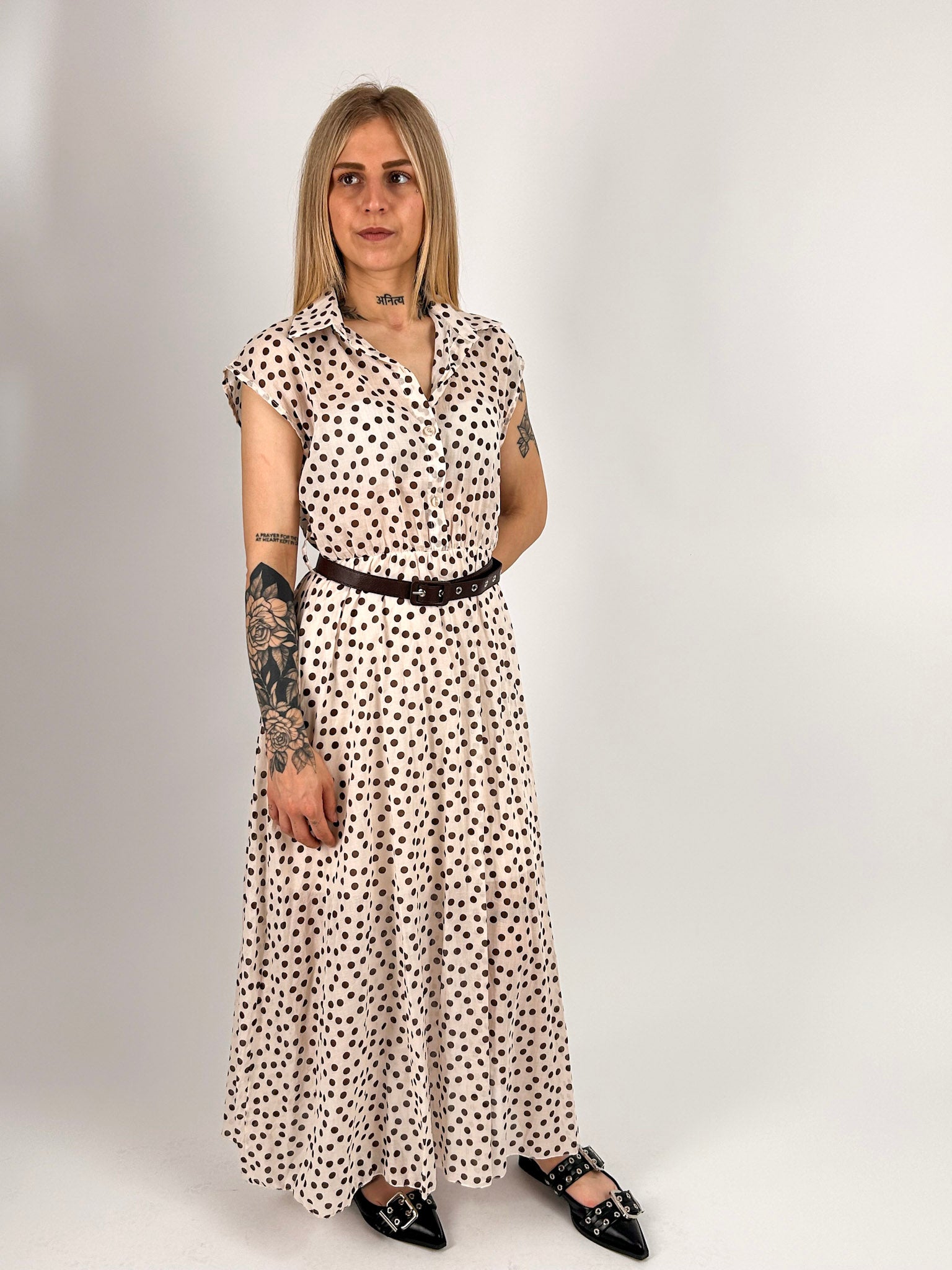 Abito Pois lungo bianco da donna con cintura coordinata e fantasia pois - vista frontale