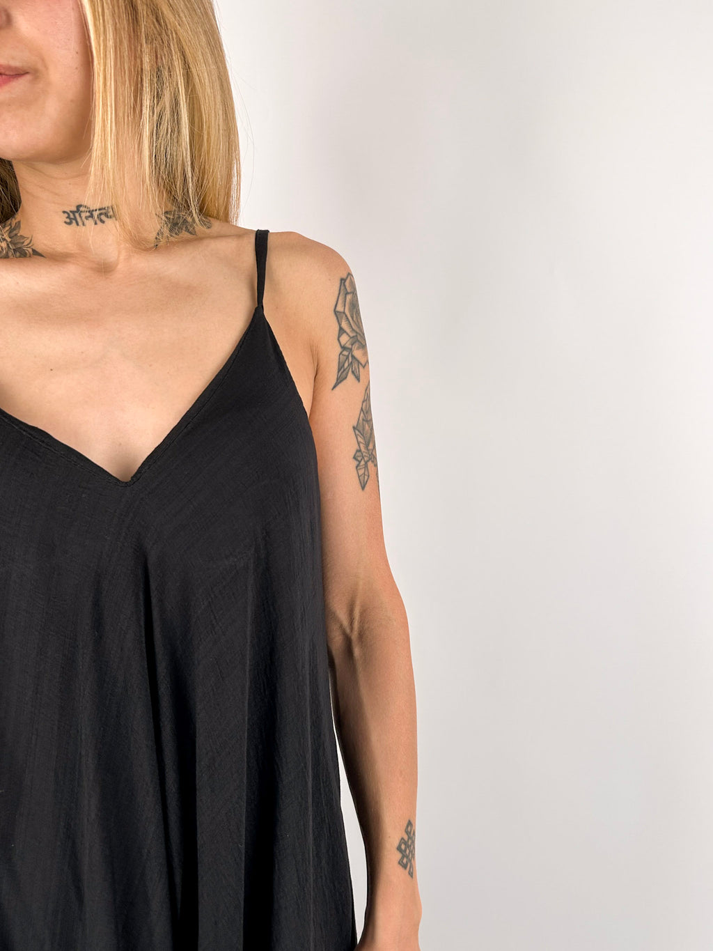 Abito lungo da donna con spalline decorative e linea ampia - vista dettaglio nero
