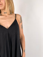 Abito lungo da donna con spalline decorative e linea ampia - vista dettaglio nero