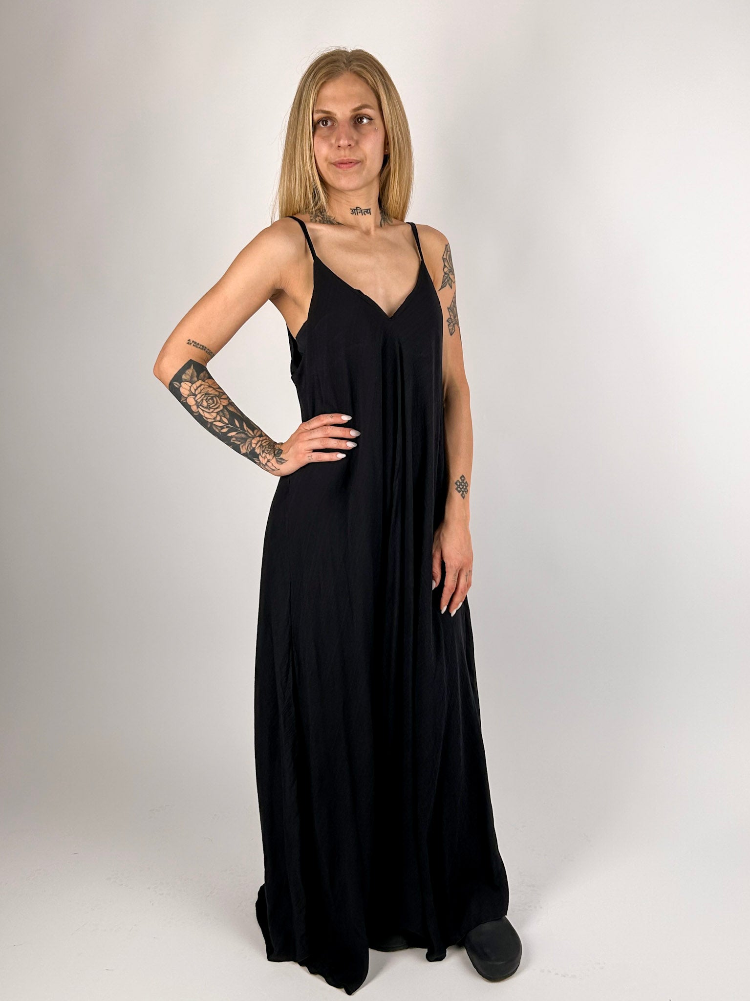 Abito lungo da donna con spalline decorative e linea ampia - vista frontale nero
