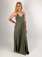 Abito lungo da donna con spalline decorative e linea ampia - vista frontale verde militare