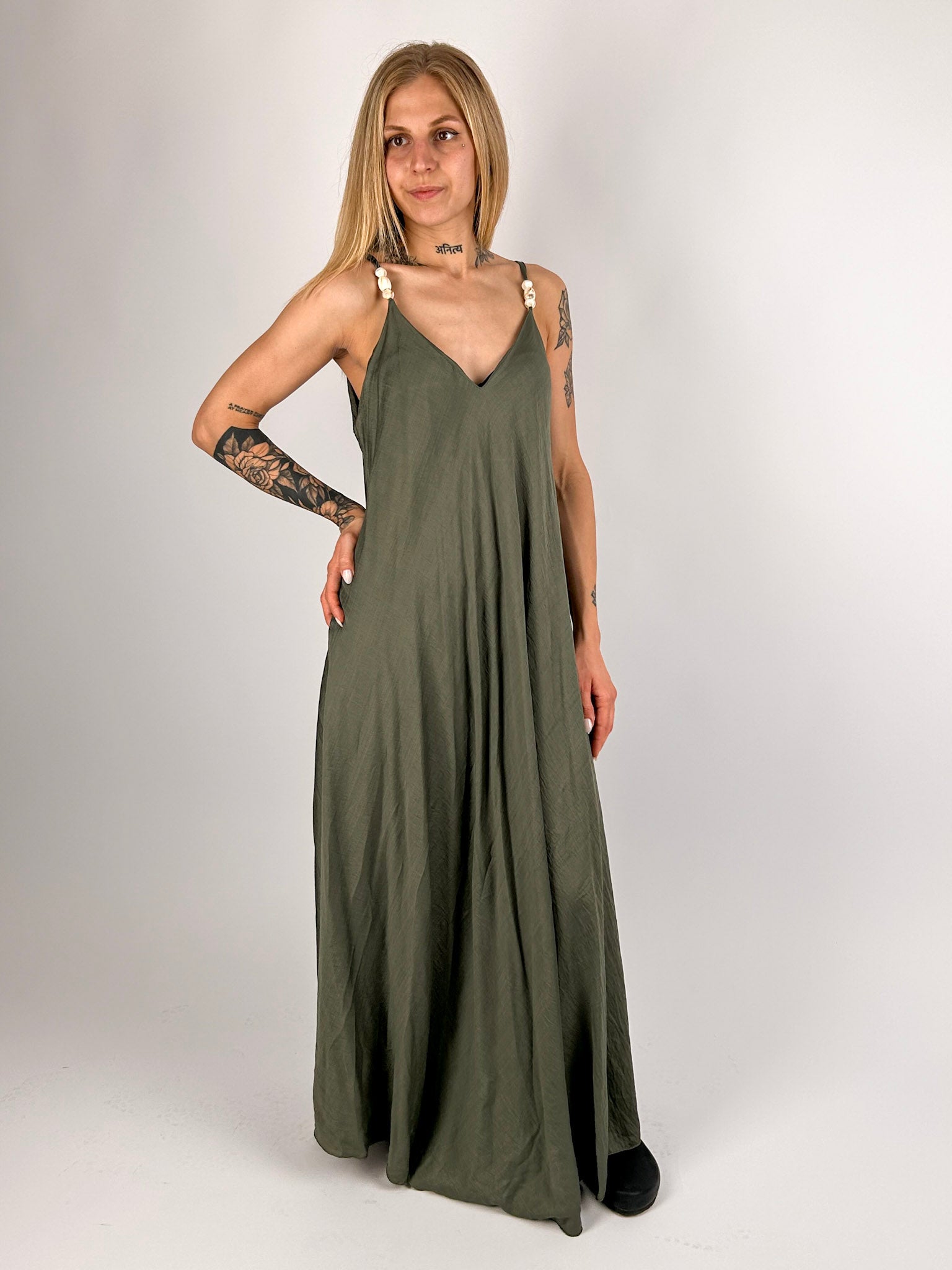 Abito lungo da donna con spalline decorative e linea ampia - vista frontale verde militare