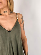 Abito lungo da donna con spalline decorative e linea ampia - vista dettaglio verde militare