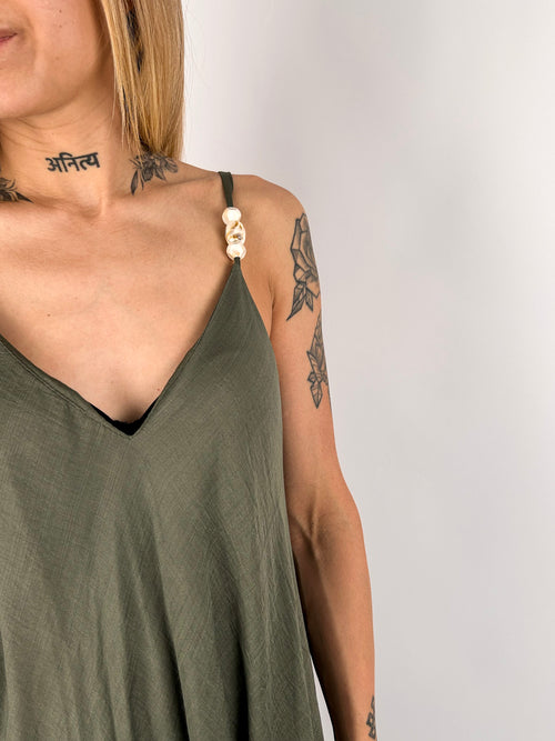 Abito lungo da donna con spalline decorative e linea ampia - vista dettaglio verde militare