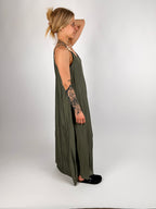 Abito lungo da donna con spalline decorative e linea ampia - vista laterale verde militare