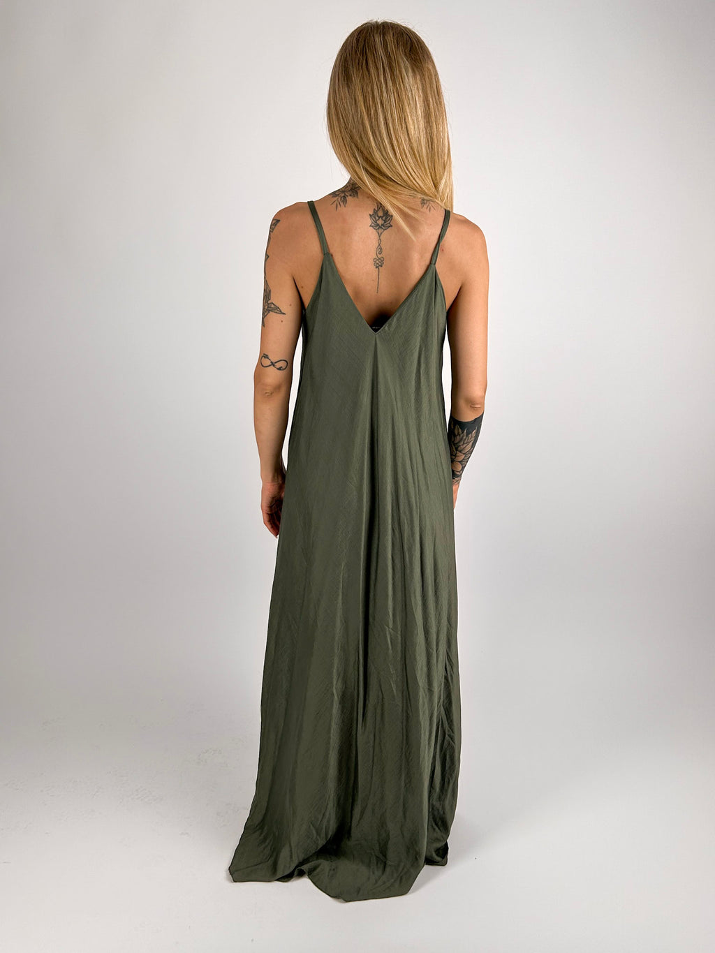 Abito lungo da donna con spalline decorative e linea ampia - vista retro verde militare