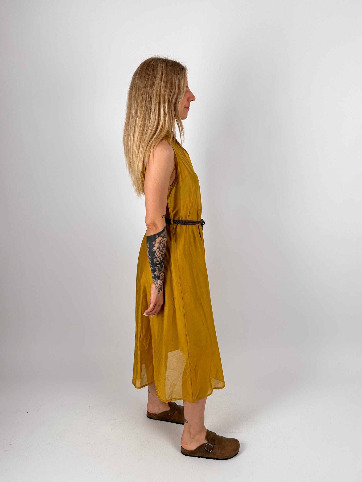 Abito chemisier donna senape smanicato con cintura coordinata e chiusura a bottoni - vista laterale