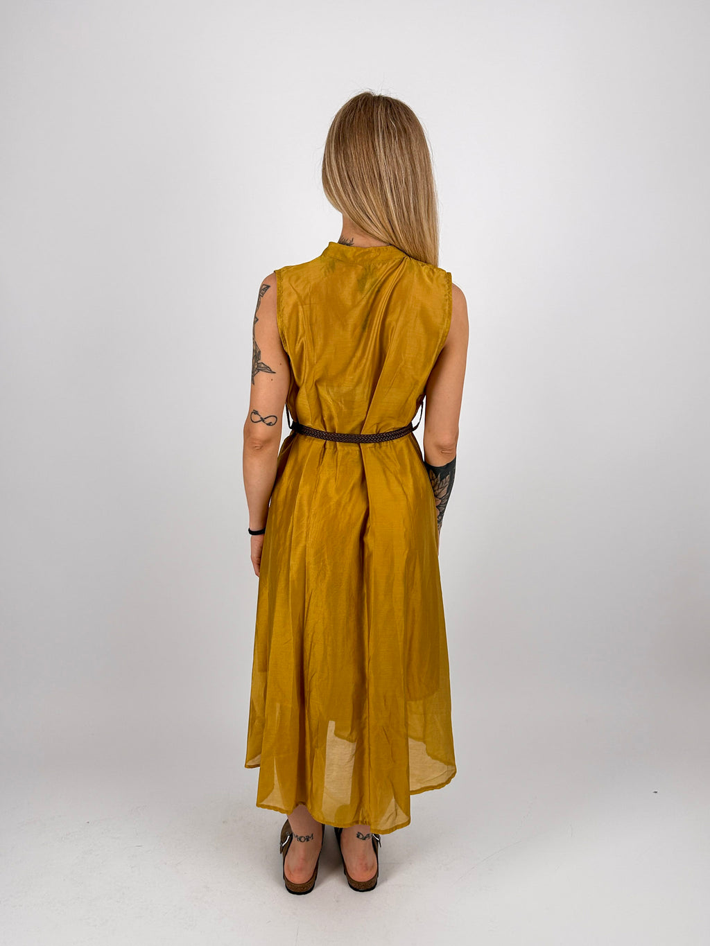 Abito chemisier donna senape smanicato con cintura coordinata e chiusura a bottoni - vista retro