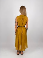 Abito chemisier donna senape smanicato con cintura coordinata e chiusura a bottoni - vista retro