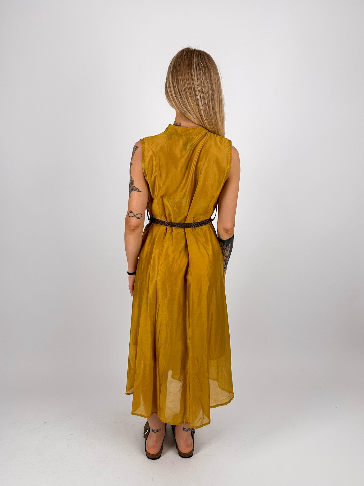 Abito chemisier donna senape smanicato con cintura coordinata e chiusura a bottoni - vista retro