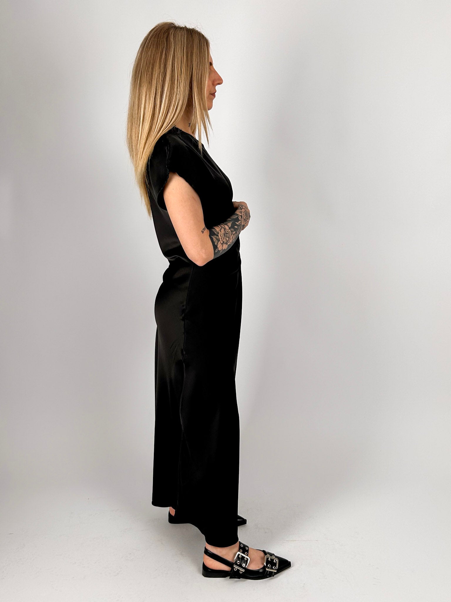 Abito lungo nero satinato donna elegante con linea aderente - vista laterale