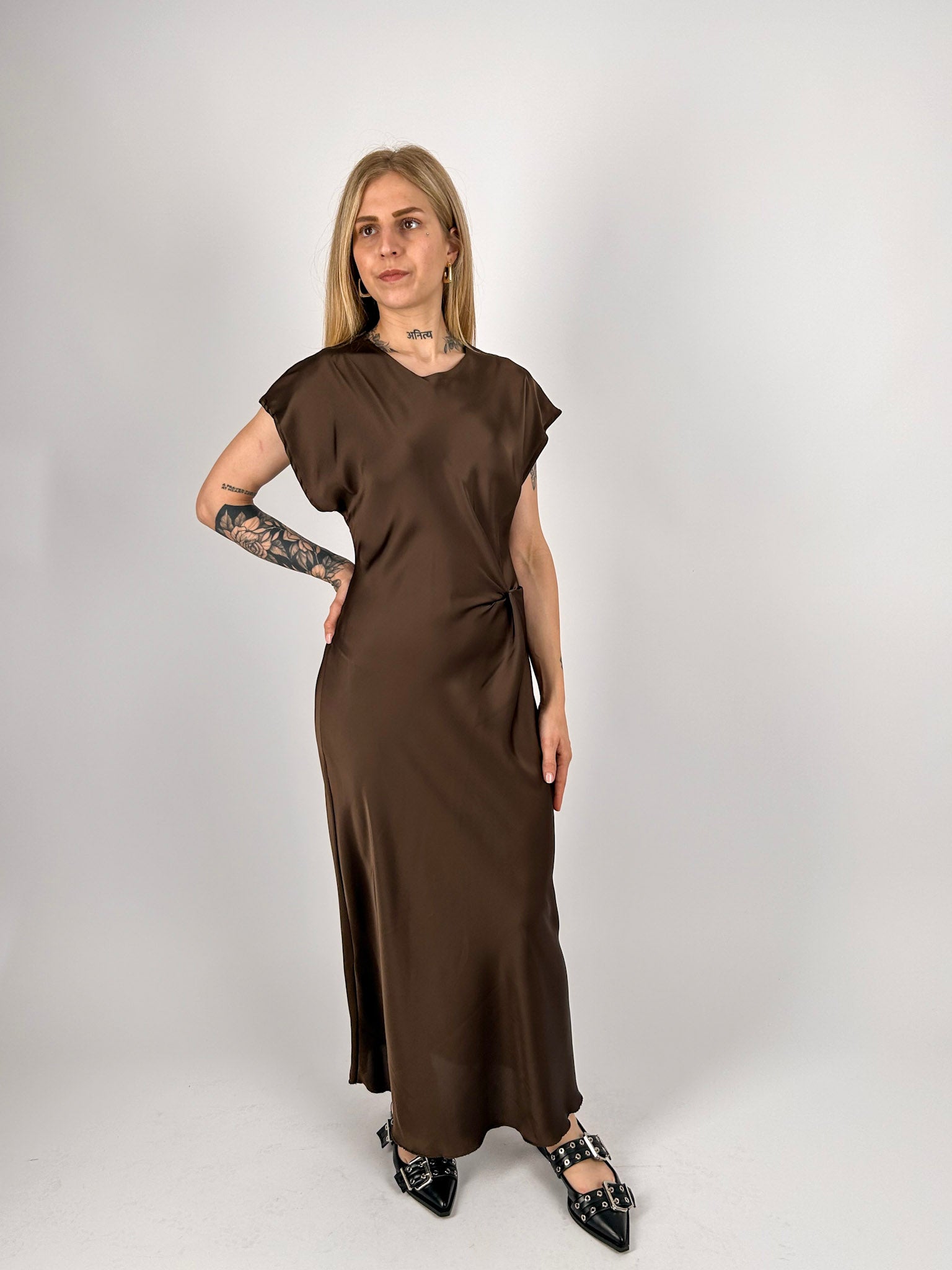 Abito lungo marrone satinato donna elegante con linea aderente - vista frontale