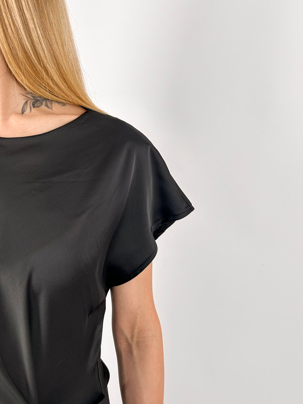 Abito lungo nero satinato donna elegante con linea aderente - dettaglio tessuto