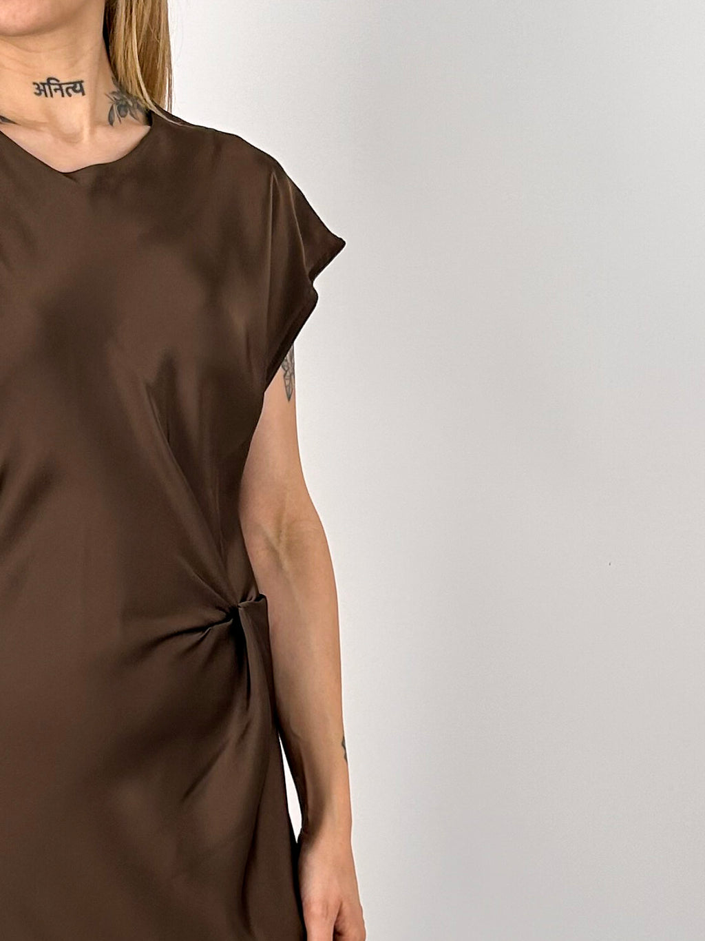 Abito lungo marrone satinato donna elegante con linea aderente - dettaglio tessuto
