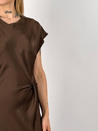 Abito lungo marrone satinato donna elegante con linea aderente - dettaglio tessuto