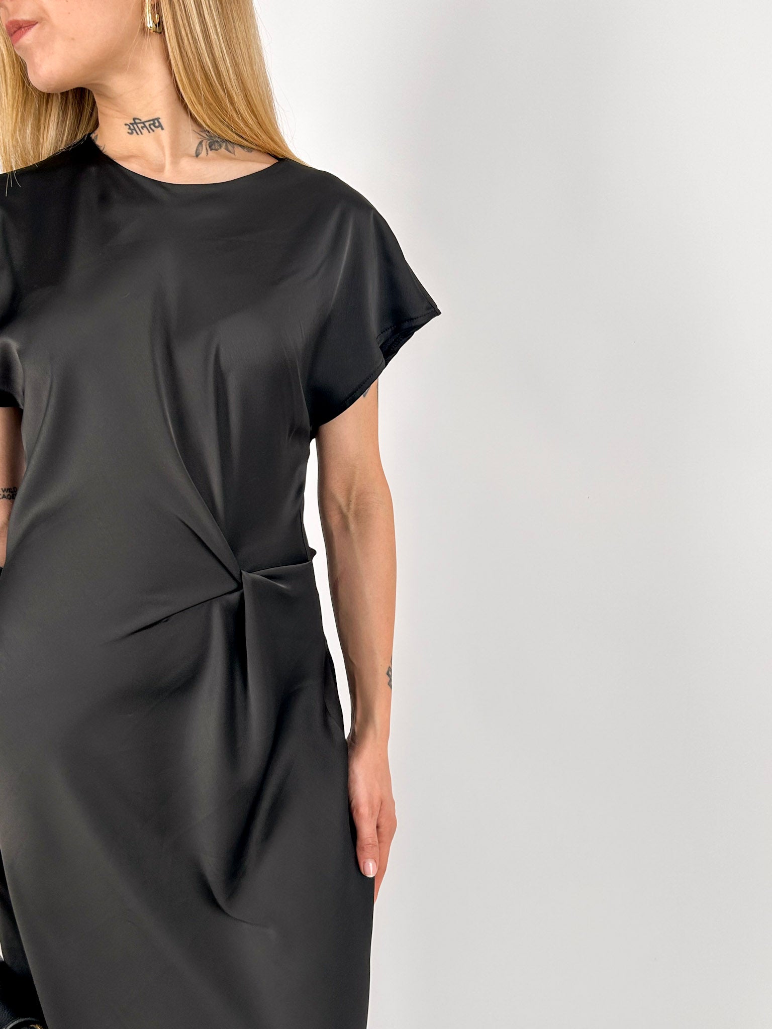 Abito lungo nero satinato donna elegante con linea aderente - vista dettaglio