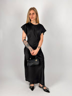 Abito lungo nero satinato donna elegante con linea aderente - vista frontale