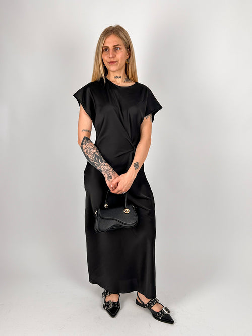 Abito lungo nero satinato donna elegante con linea aderente - vista frontale