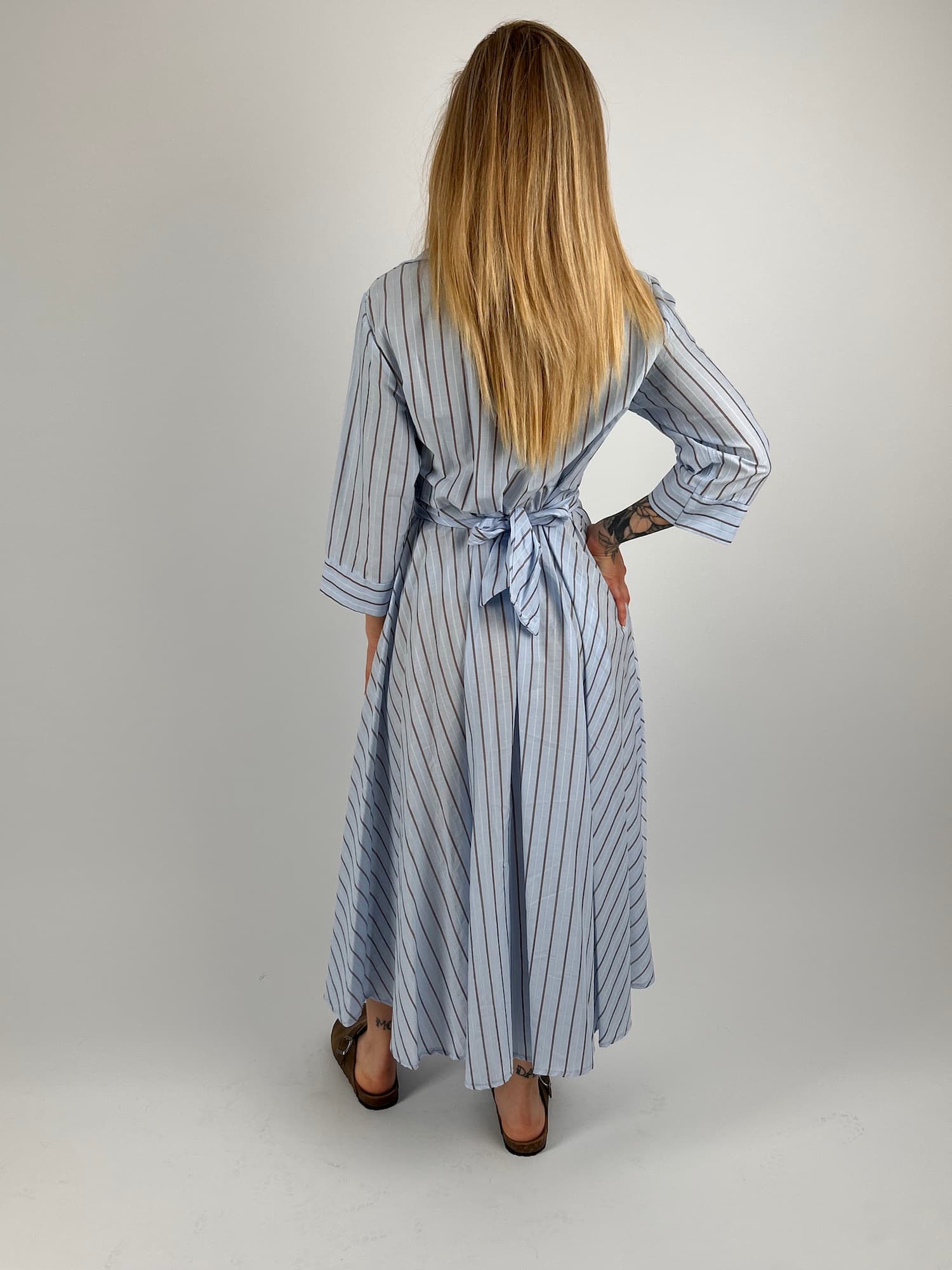 Abito lungo donna modello chemisier rigato con cintura in vita e vestibilità fluida elegante casual. vista retro
