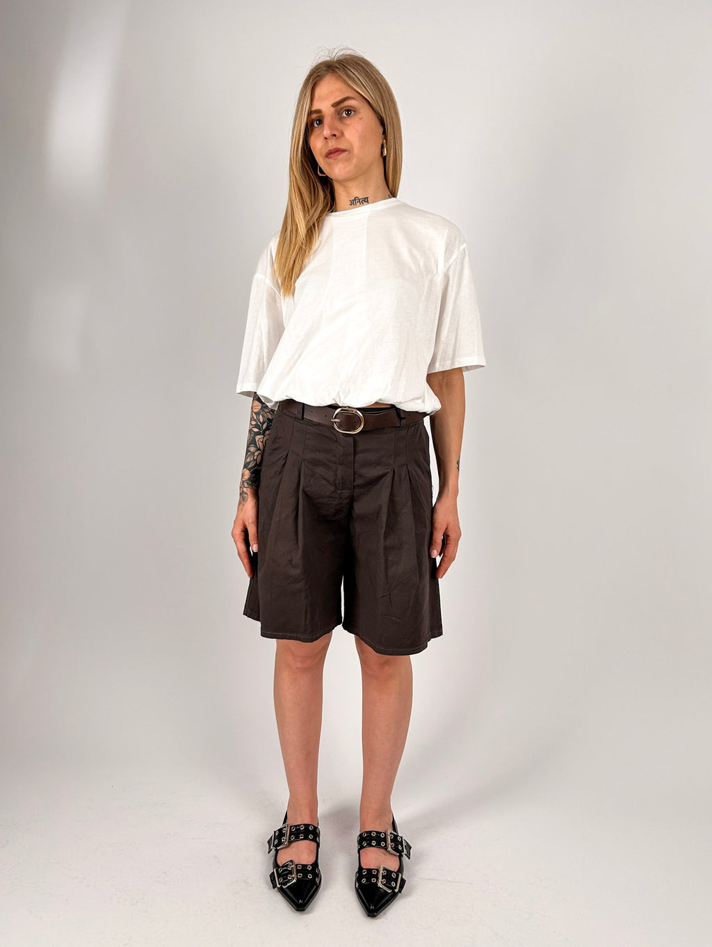 Bermuda donna marrone con cintura coordinata e tasche - outfit intero