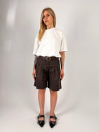 Bermuda donna marrone con cintura coordinata e tasche - outfit intero