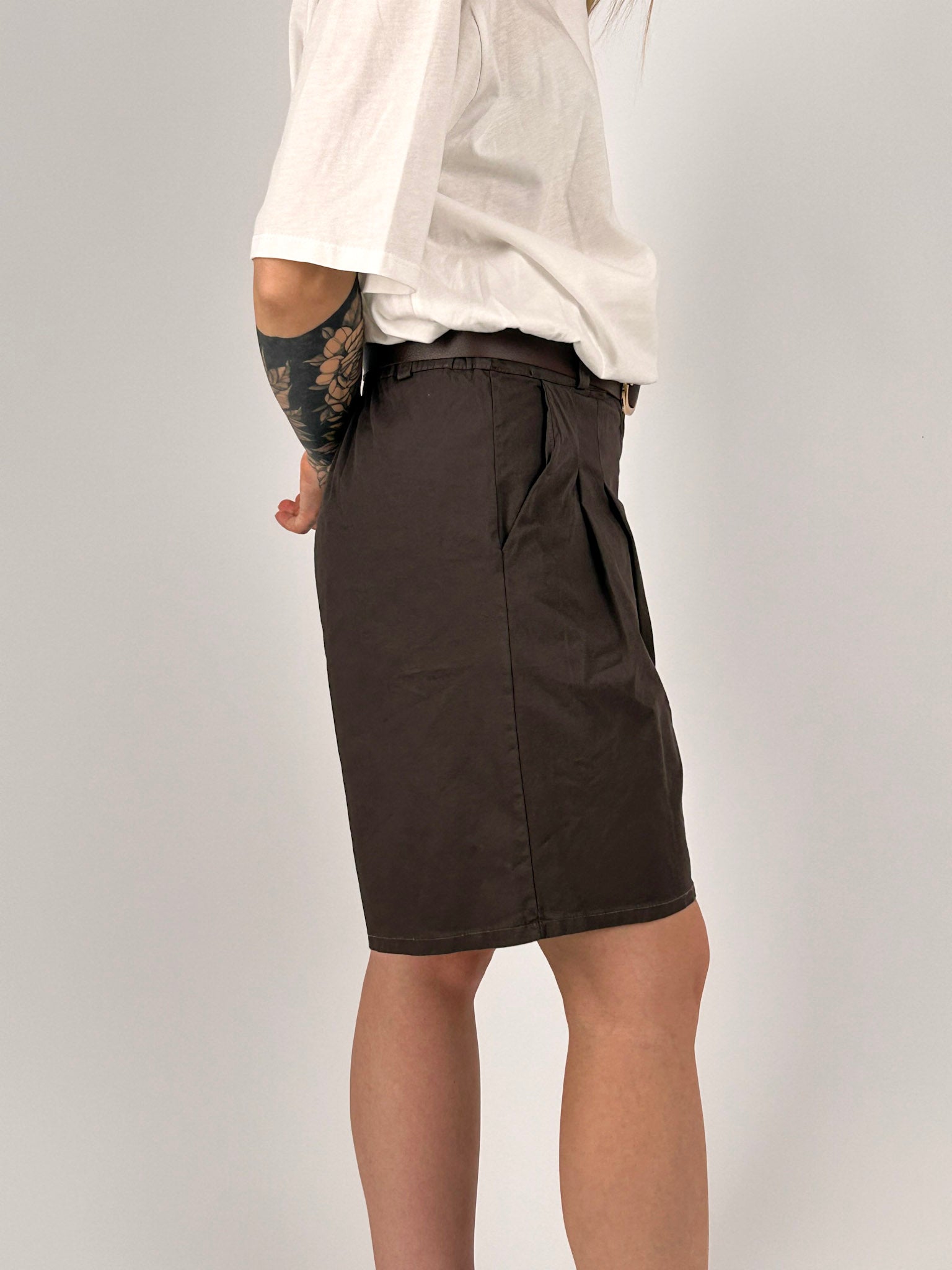 Bermuda donna marrone con cintura coordinata e tasche - vista laterale