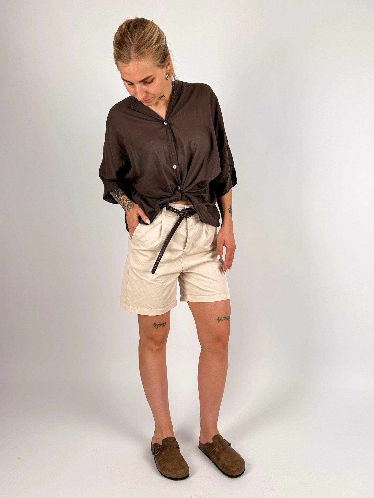 bermuda cotone con cintura panna - vista outfit