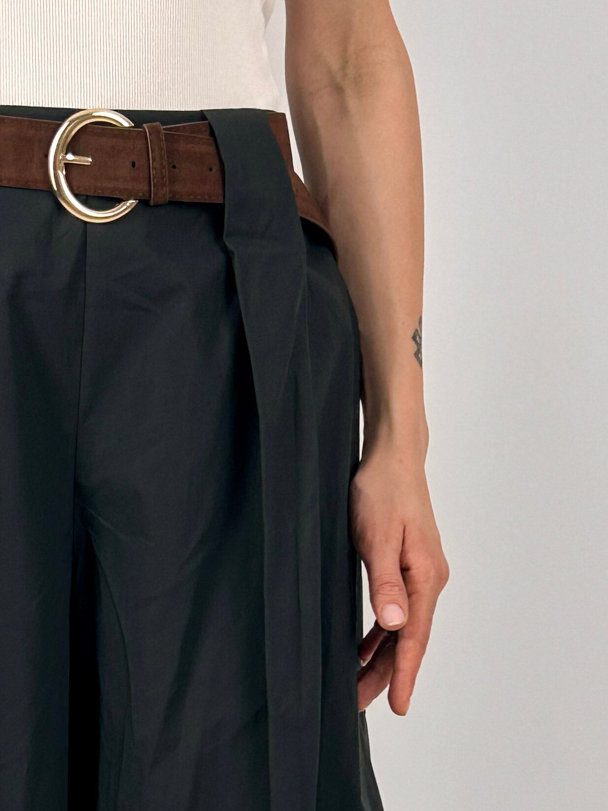 Bermuda donna ampio nero con cintura coordinata - vista dettaglio