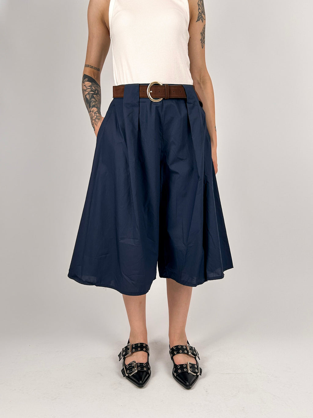 Bermuda donna ampio blu con cintura coordinata - vista frontale